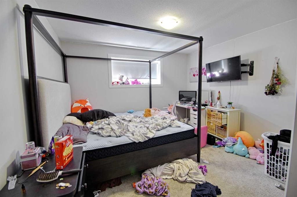 807 Sunset Place, Picture Butte, AB - Indoor Photo Showing Bedroom