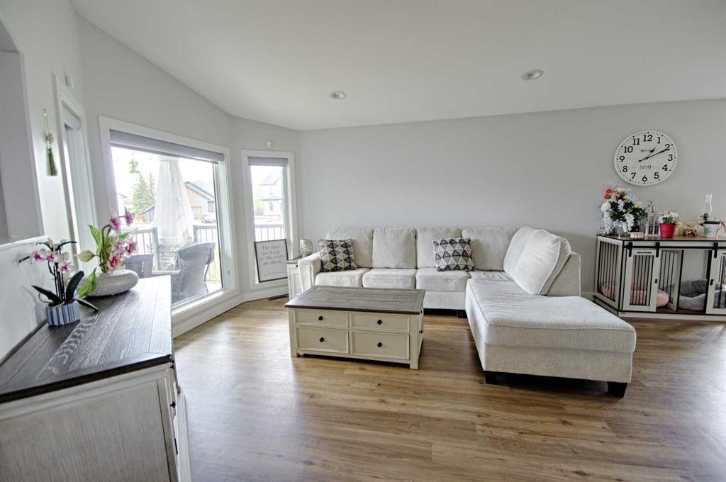 807 Sunset Place, Picture Butte, AB - Indoor Photo Showing Living Room