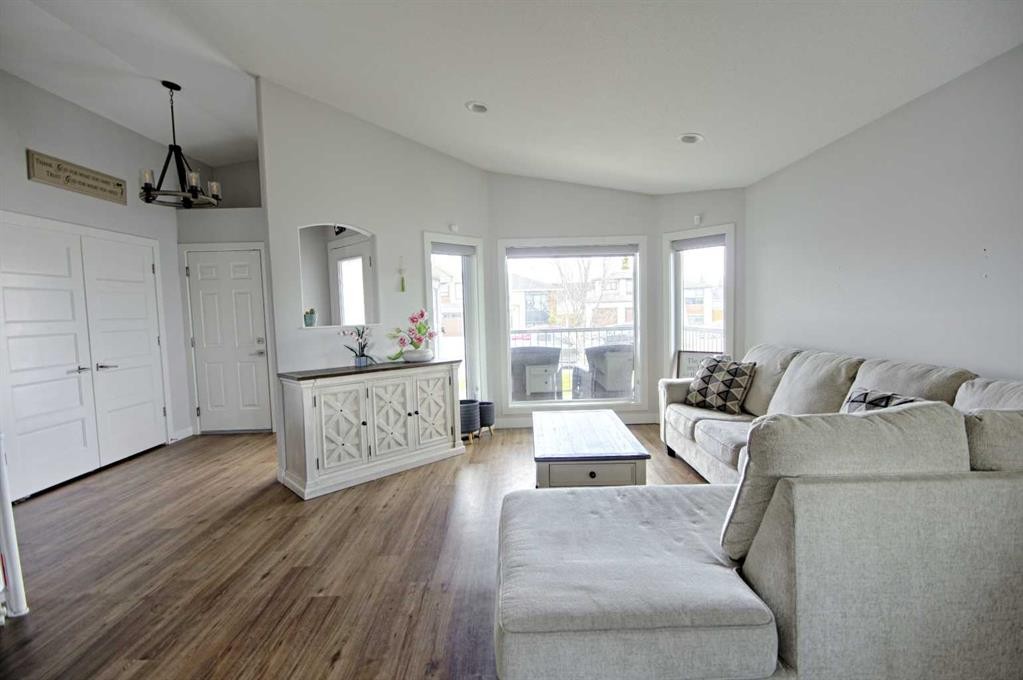 807 Sunset Place, Picture Butte, AB - Indoor Photo Showing Living Room