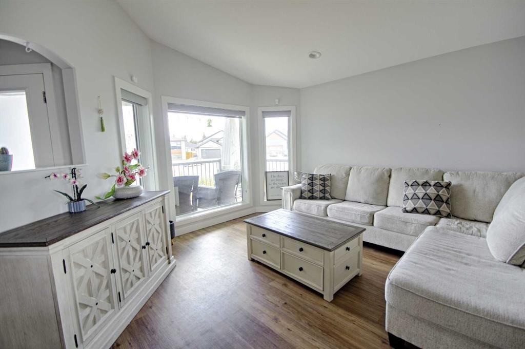 807 Sunset Place, Picture Butte, AB - Indoor Photo Showing Living Room