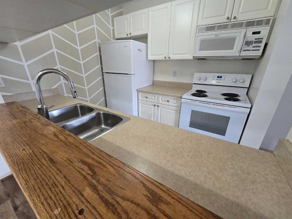 312-485 Red Crow Boulevard West, Lethbridge, AB - Indoor Photo Showing Kitchen With Double Sink