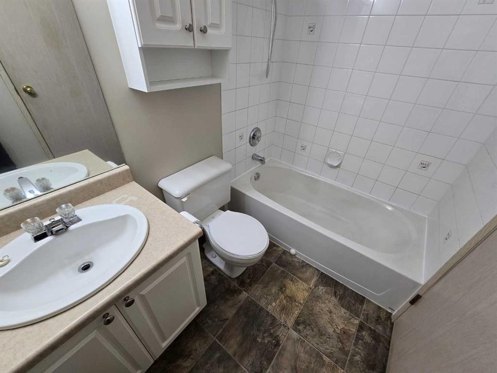 312-485 Red Crow Boulevard West, Lethbridge, AB - Indoor Photo Showing Bathroom