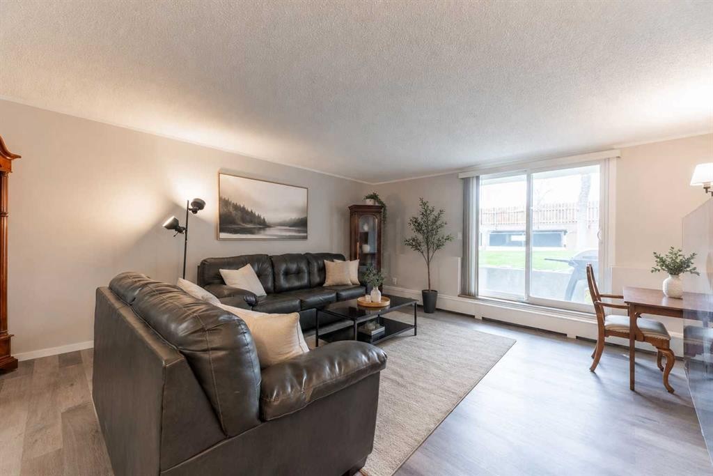 134-1237 4 Avenue South, Lethbridge, AB - Indoor Photo Showing Living Room