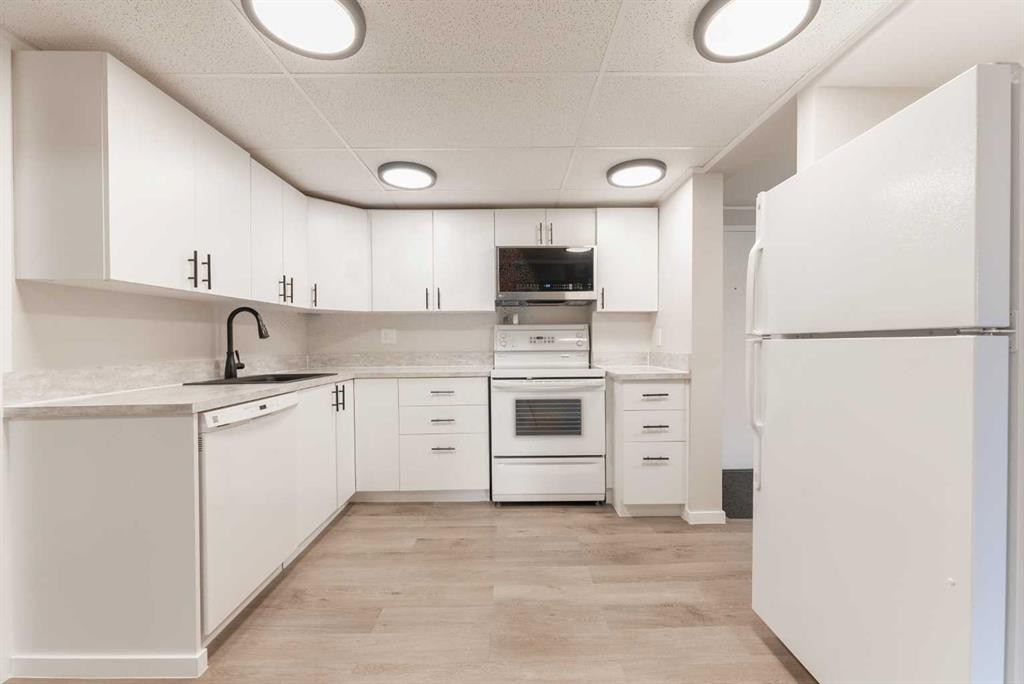134-1237 4 Avenue South, Lethbridge, AB - Indoor Photo Showing Kitchen