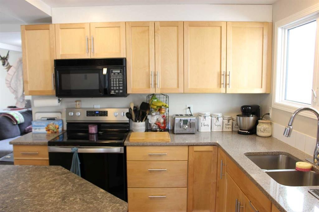 1607 23 Avenue, Coaldale, AB - Indoor Photo Showing Kitchen With Double Sink