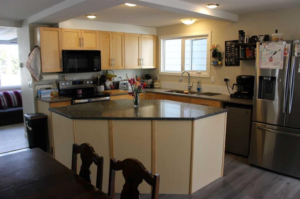 1607 23 Avenue, Coaldale, AB - Indoor Photo Showing Kitchen With Double Sink