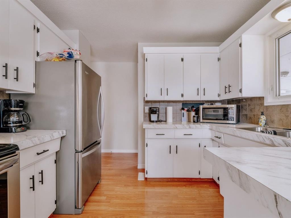 5007-62Nd Ave, Taber, AB - Indoor Photo Showing Kitchen