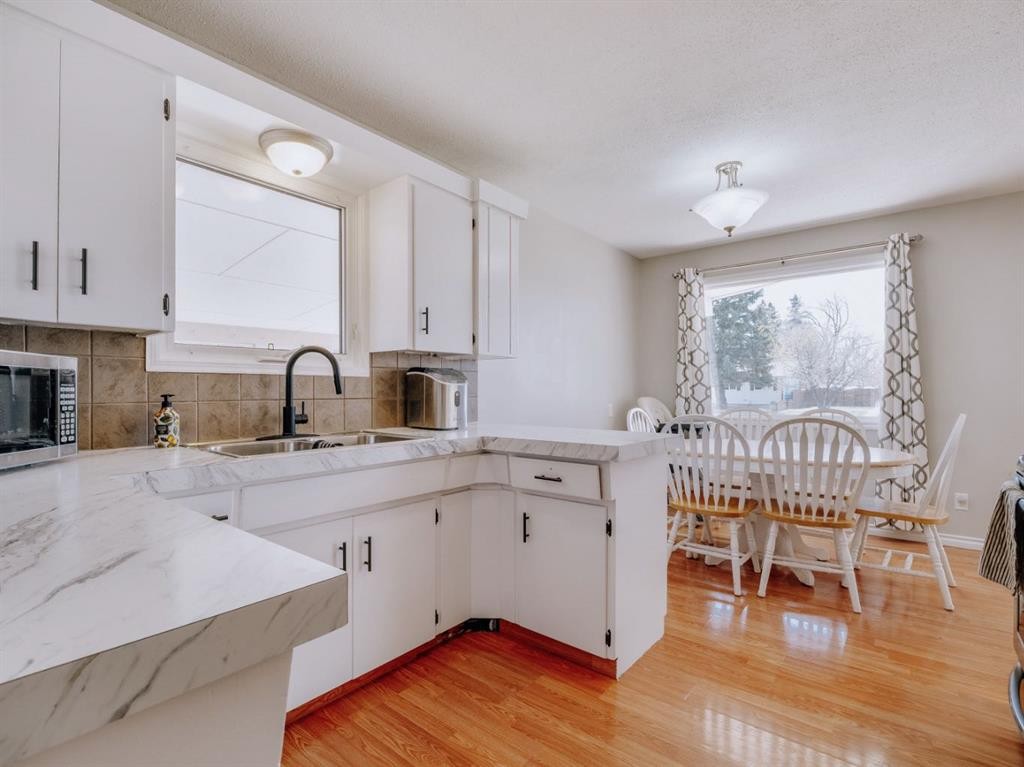5007-62Nd Ave, Taber, AB - Indoor Photo Showing Kitchen With Double Sink