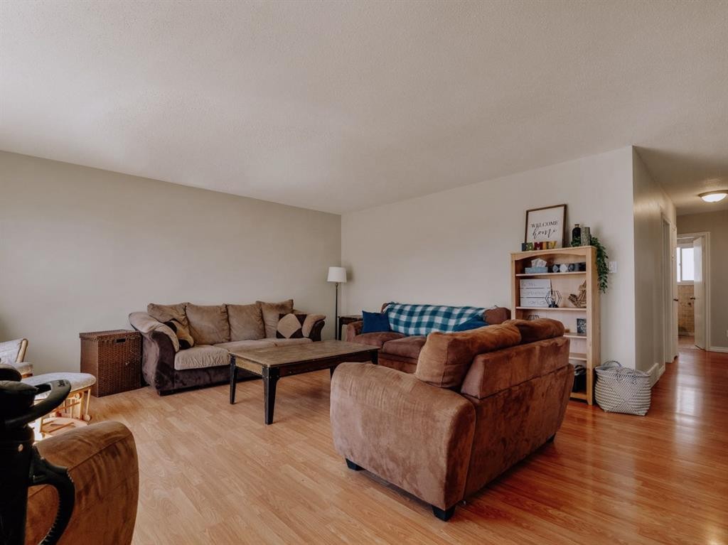 5007-62Nd Ave, Taber, AB - Indoor Photo Showing Living Room