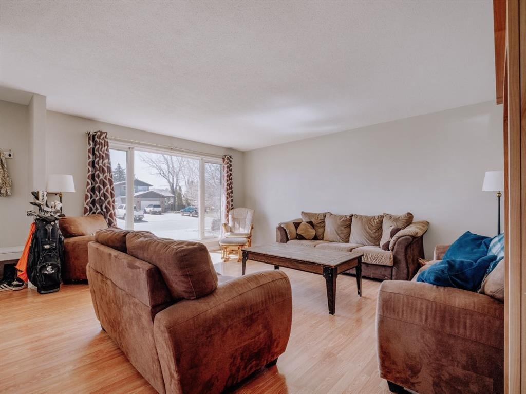 5007-62Nd Ave, Taber, AB - Indoor Photo Showing Living Room