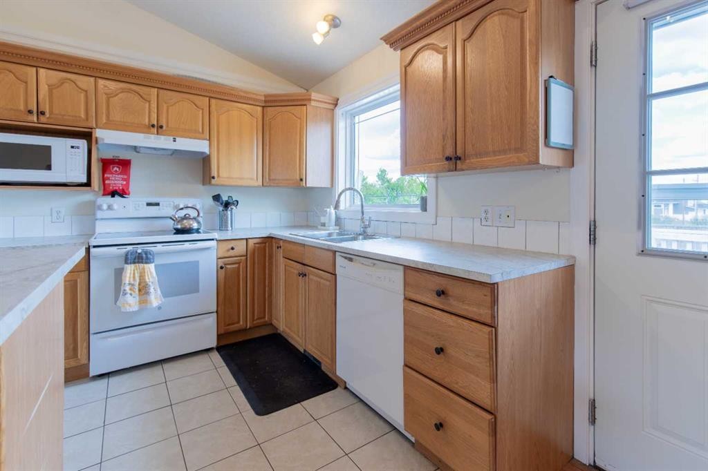 241 N 250 E, Raymond, AB - Indoor Photo Showing Kitchen