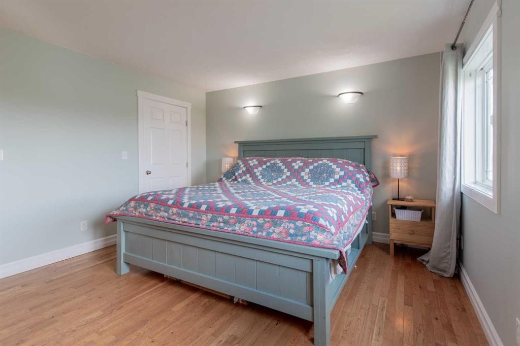241 N 250 E, Raymond, AB - Indoor Photo Showing Bedroom