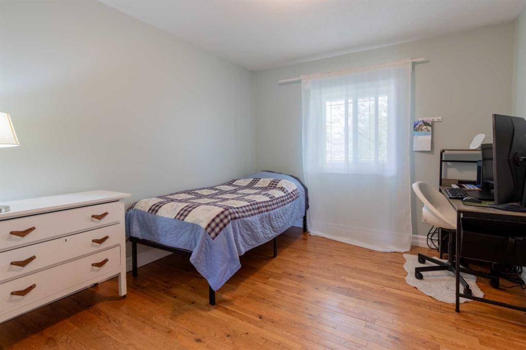 241 N 250 E, Raymond, AB - Indoor Photo Showing Bedroom