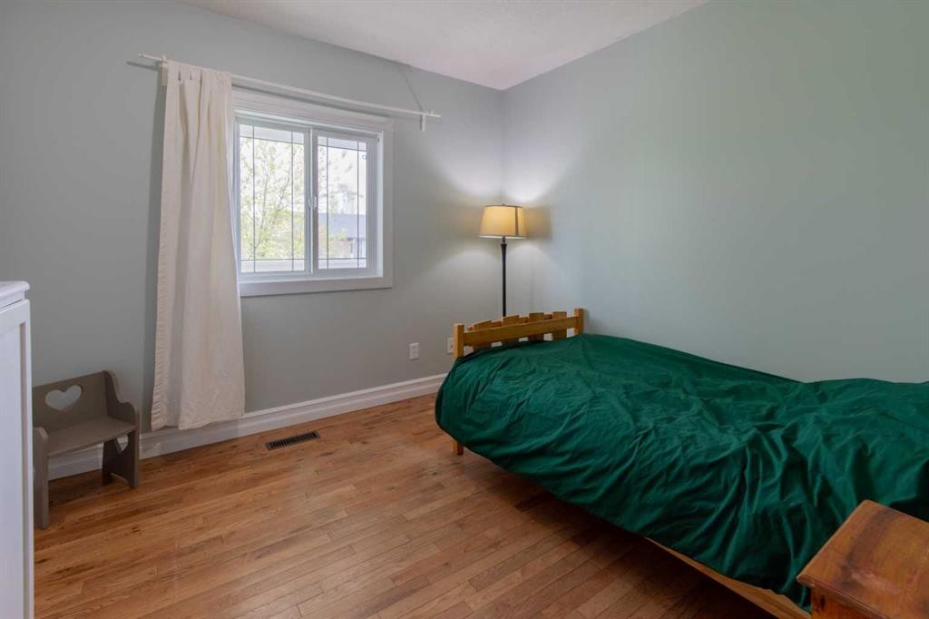 241 N 250 E, Raymond, AB - Indoor Photo Showing Bedroom
