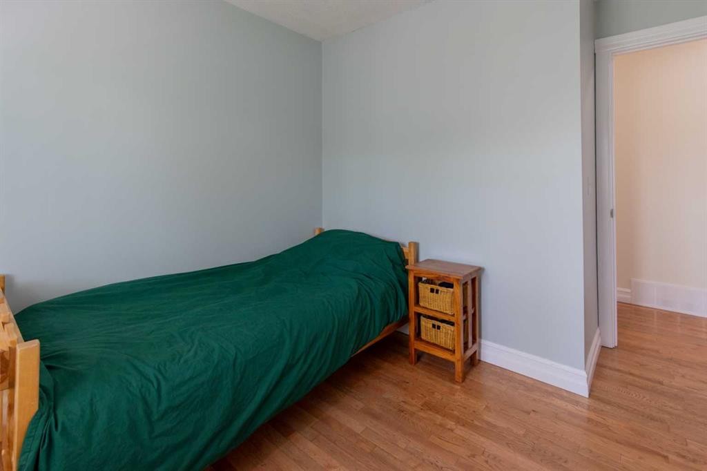241 N 250 E, Raymond, AB - Indoor Photo Showing Bedroom