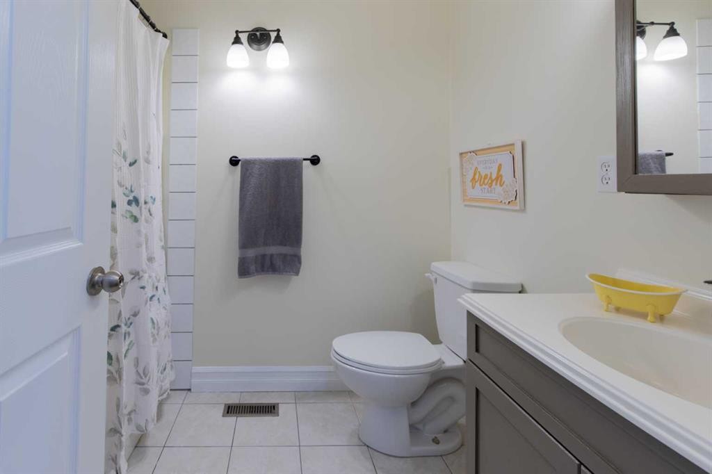 241 N 250 E, Raymond, AB - Indoor Photo Showing Bathroom