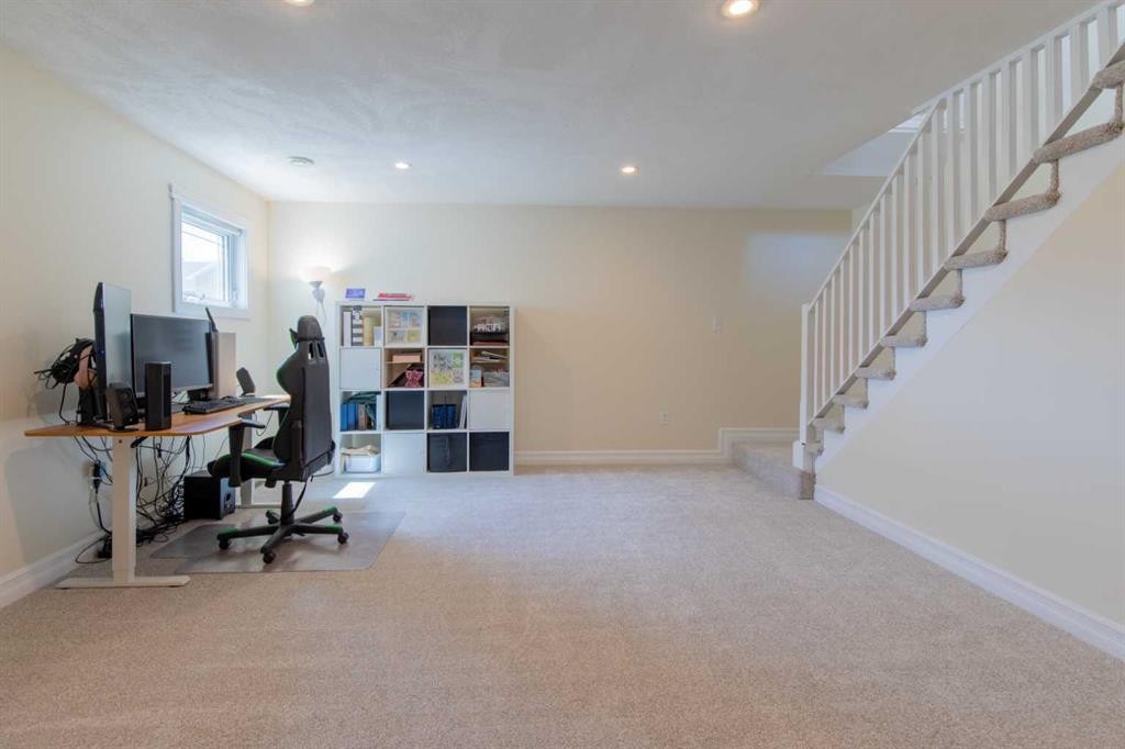 241 N 250 E, Raymond, AB - Indoor Photo Showing Office
