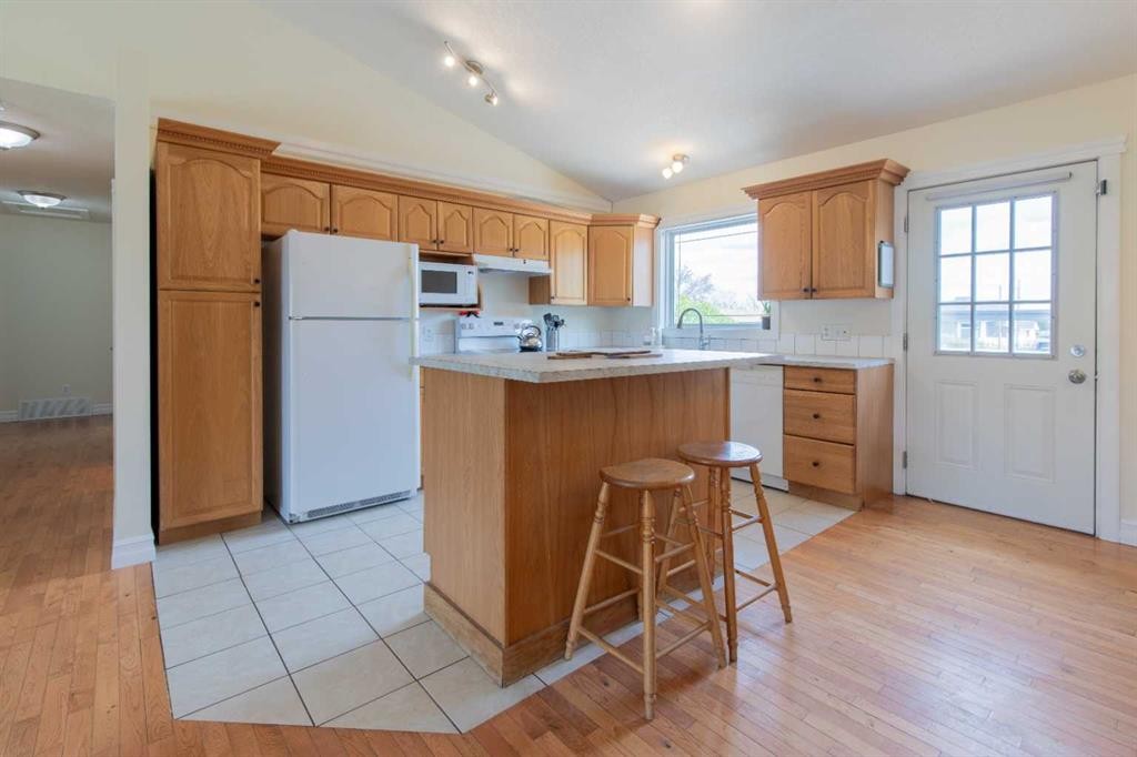 241 N 250 E, Raymond, AB - Indoor Photo Showing Kitchen