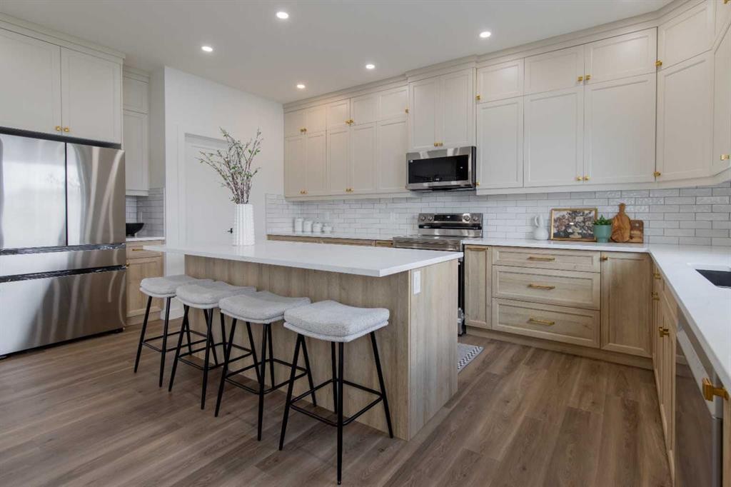 306 Bridge Crossing Close, Raymond, AB - Indoor Photo Showing Kitchen With Upgraded Kitchen