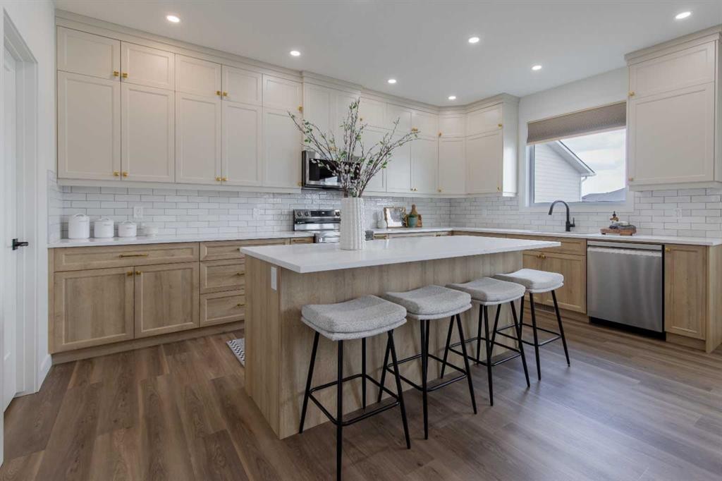 306 Bridge Crossing Close, Raymond, AB - Indoor Photo Showing Kitchen With Upgraded Kitchen