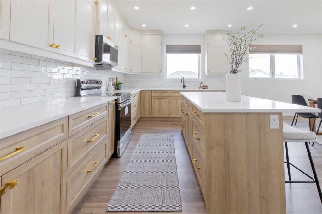 306 Bridge Crossing Close, Raymond, AB - Indoor Photo Showing Kitchen With Upgraded Kitchen