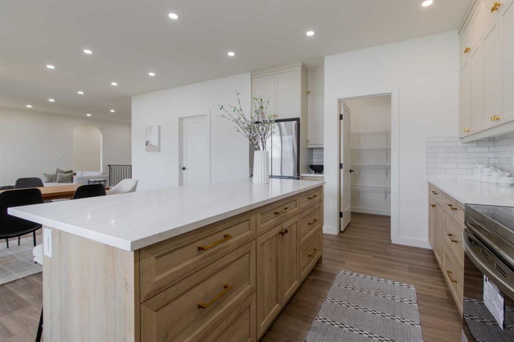 306 Bridge Crossing Close, Raymond, AB - Indoor Photo Showing Kitchen With Upgraded Kitchen