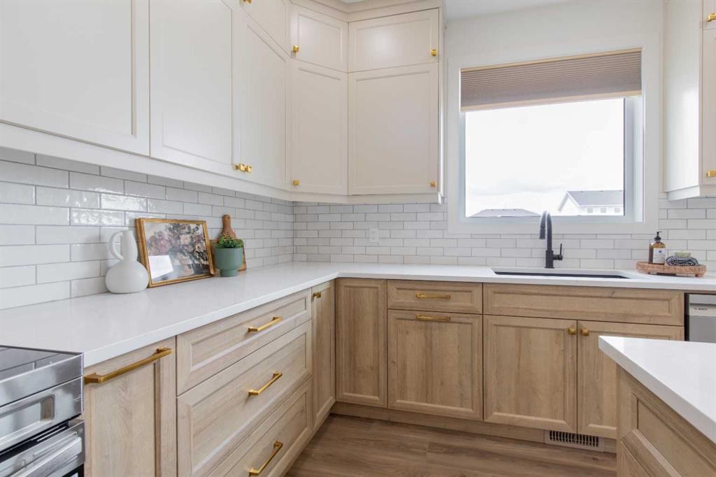 306 Bridge Crossing Close, Raymond, AB - Indoor Photo Showing Kitchen With Upgraded Kitchen