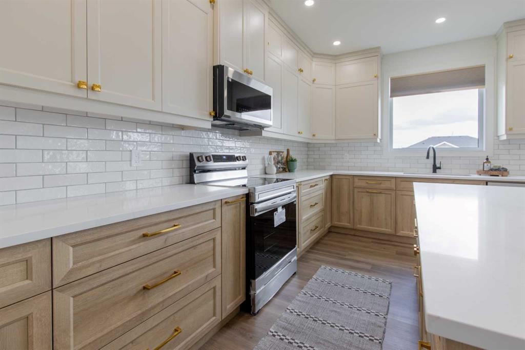 306 Bridge Crossing Close, Raymond, AB - Indoor Photo Showing Kitchen