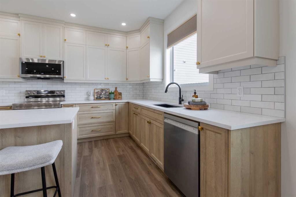 306 Bridge Crossing Close, Raymond, AB - Indoor Photo Showing Kitchen With Upgraded Kitchen