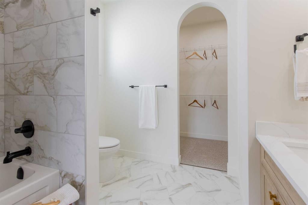 306 Bridge Crossing Close, Raymond, AB - Indoor Photo Showing Bathroom