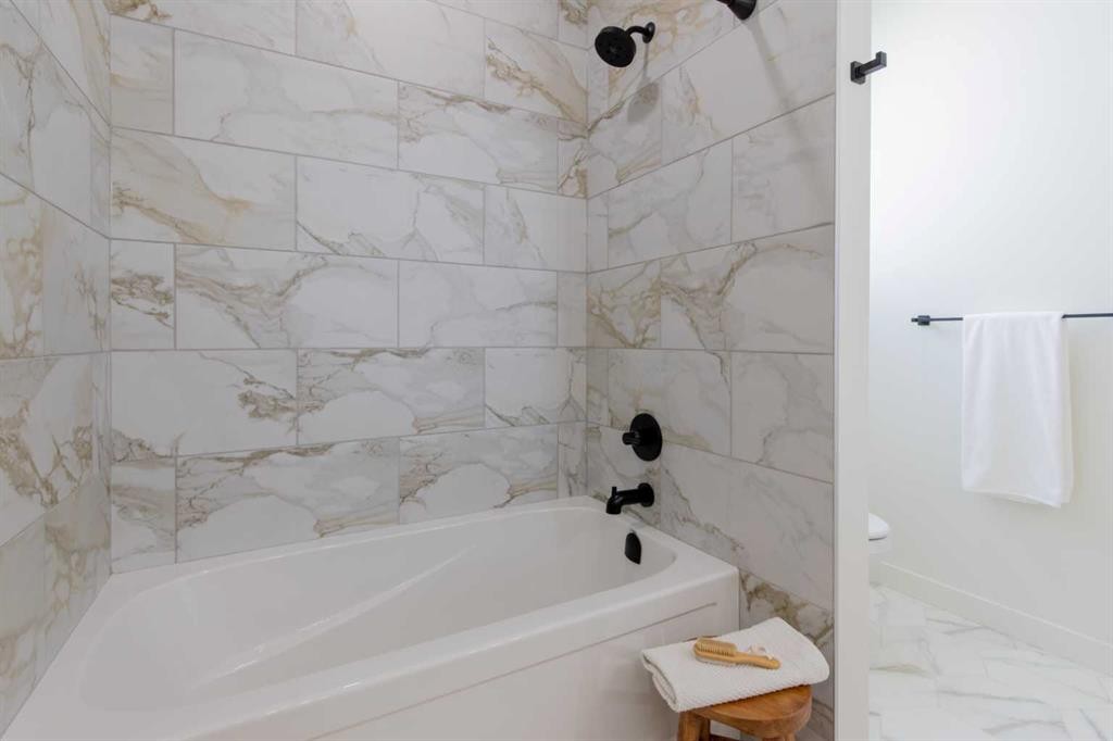 306 Bridge Crossing Close, Raymond, AB - Indoor Photo Showing Bathroom