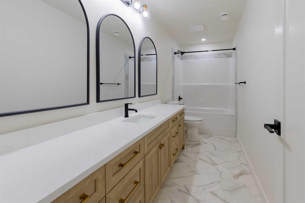 306 Bridge Crossing Close, Raymond, AB - Indoor Photo Showing Bathroom
