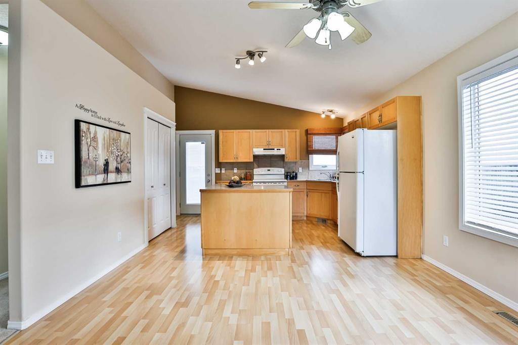 404 Lynx Crescent North, Lethbridge, AB - Indoor Photo Showing Kitchen