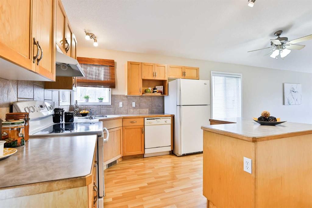 404 Lynx Crescent North, Lethbridge, AB - Indoor Photo Showing Kitchen
