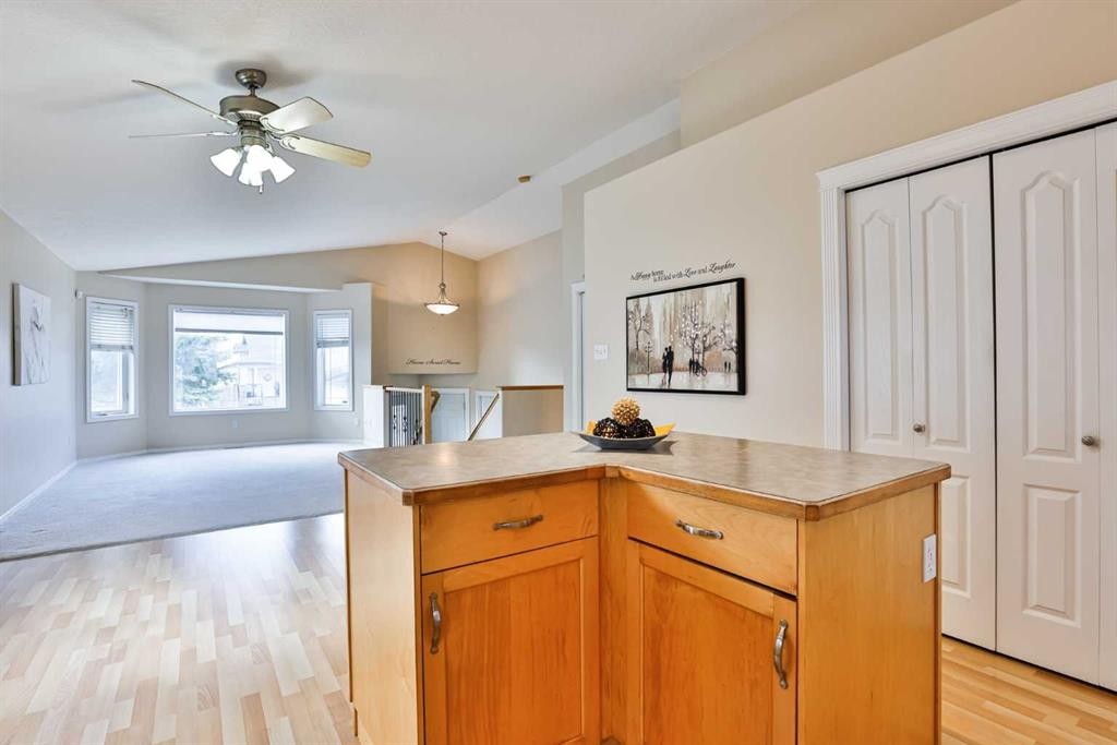 404 Lynx Crescent North, Lethbridge, AB - Indoor Photo Showing Kitchen