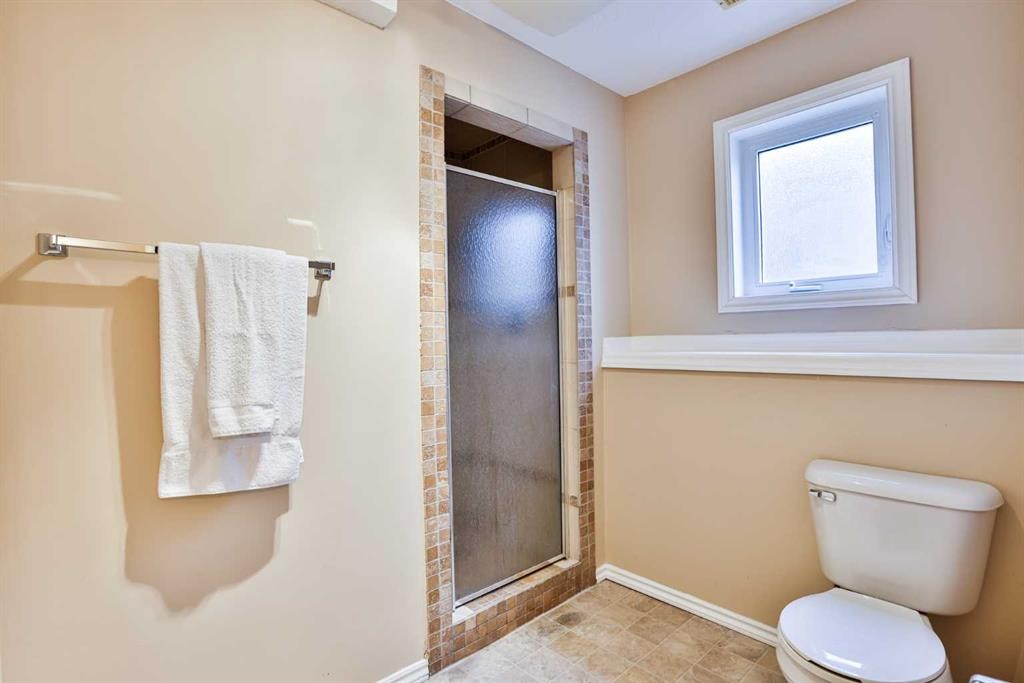 404 Lynx Crescent North, Lethbridge, AB - Indoor Photo Showing Bathroom
