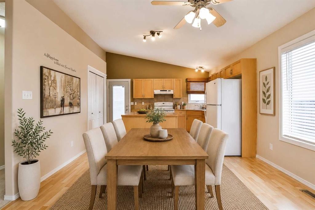404 Lynx Crescent North, Lethbridge, AB - Indoor Photo Showing Dining Room
