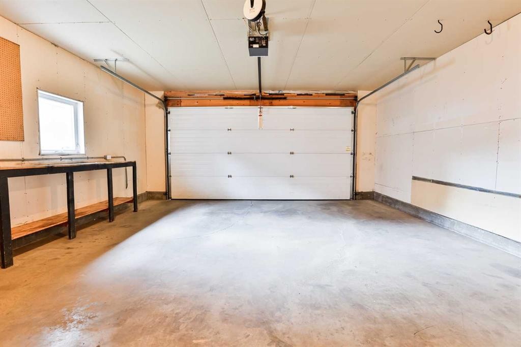 404 Lynx Crescent North, Lethbridge, AB - Indoor Photo Showing Garage