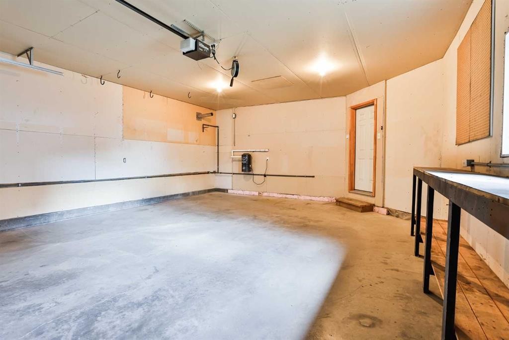 404 Lynx Crescent North, Lethbridge, AB - Indoor Photo Showing Garage
