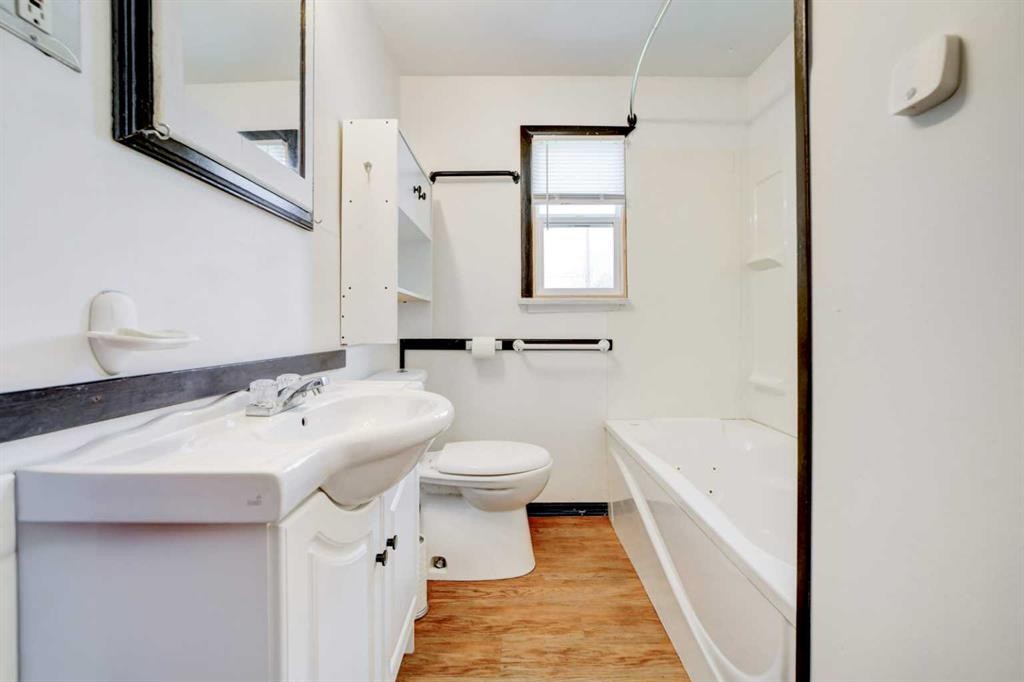 307 Grey Street, Granum, AB - Indoor Photo Showing Bathroom