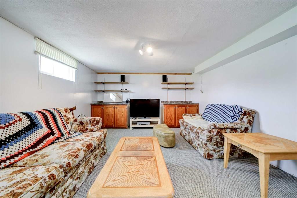 307 Grey Street, Granum, AB - Indoor Photo Showing Living Room