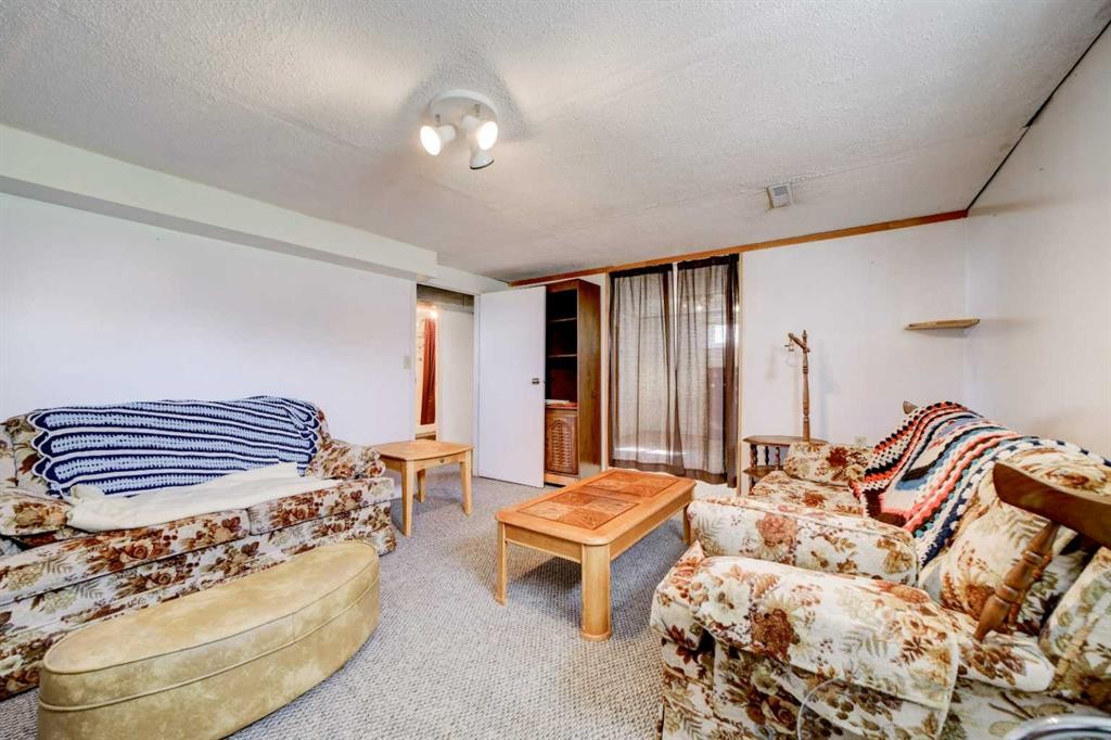 307 Grey Street, Granum, AB - Indoor