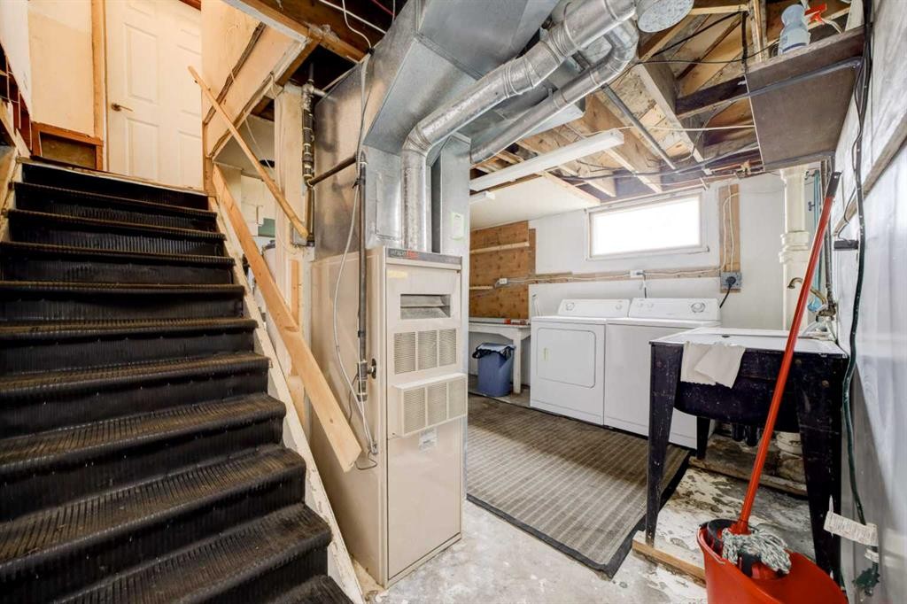 307 Grey Street, Granum, AB - Indoor Photo Showing Laundry Room