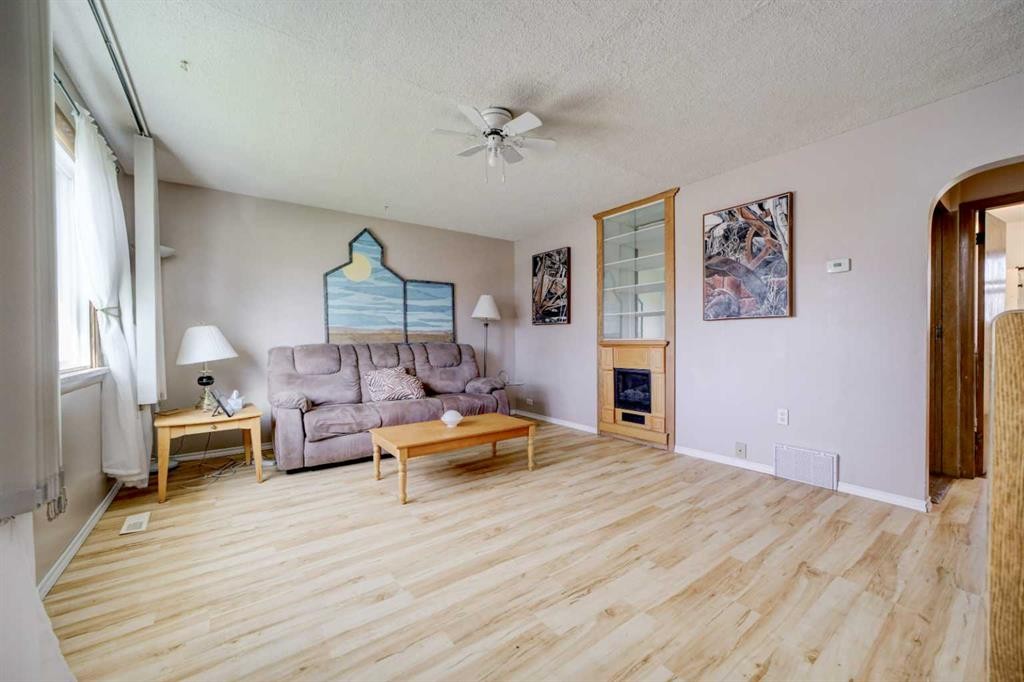307 Grey Street, Granum, AB - Indoor Photo Showing Living Room