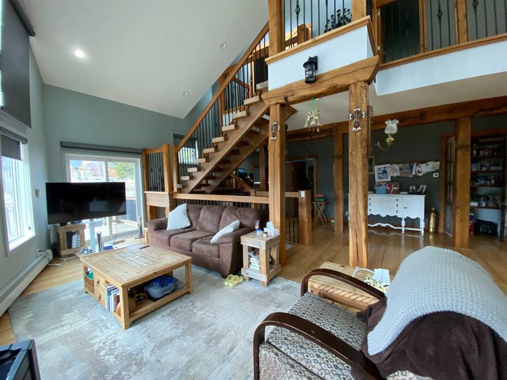 5302 19 Avenue, Coleman, AB - Indoor Photo Showing Living Room