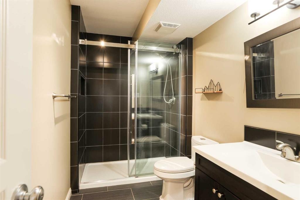 132 Firelight Way West, Lethbridge, AB - Indoor Photo Showing Bathroom