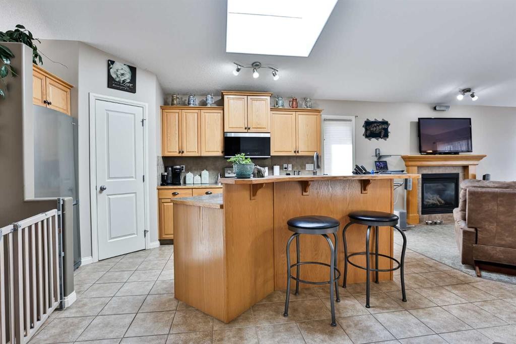 499 Lynx Crescent North, Lethbridge, AB - Indoor Photo Showing Kitchen With Fireplace