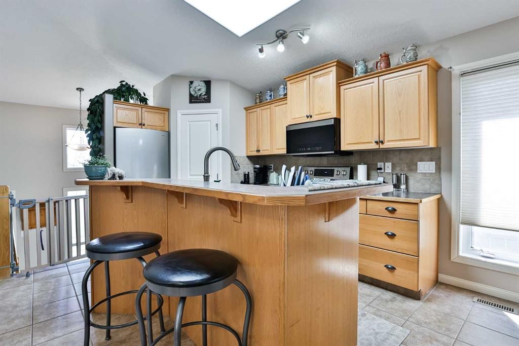 499 Lynx Crescent North, Lethbridge, AB - Indoor Photo Showing Kitchen