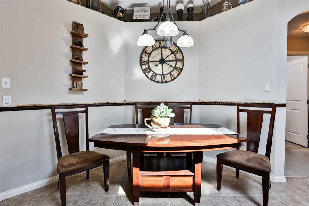 499 Lynx Crescent North, Lethbridge, AB - Indoor Photo Showing Dining Room