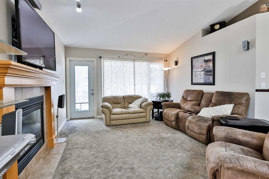 499 Lynx Crescent North, Lethbridge, AB - Indoor Photo Showing Living Room With Fireplace